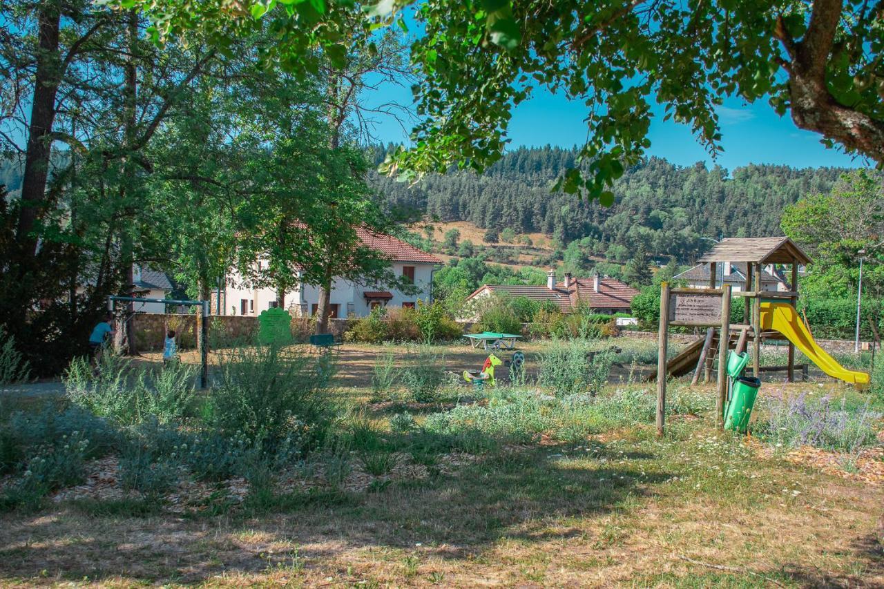 Villages De Gites Le Pigeonnier Le Malzieu-Ville Exteriör bild